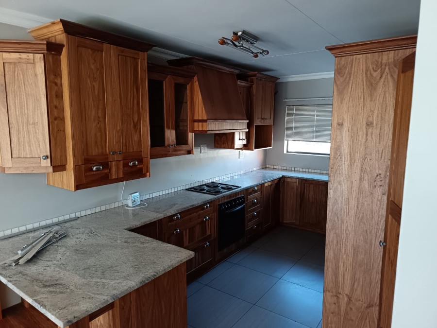 To Let 3 Bedroom Property for Rent in Hillside Free State